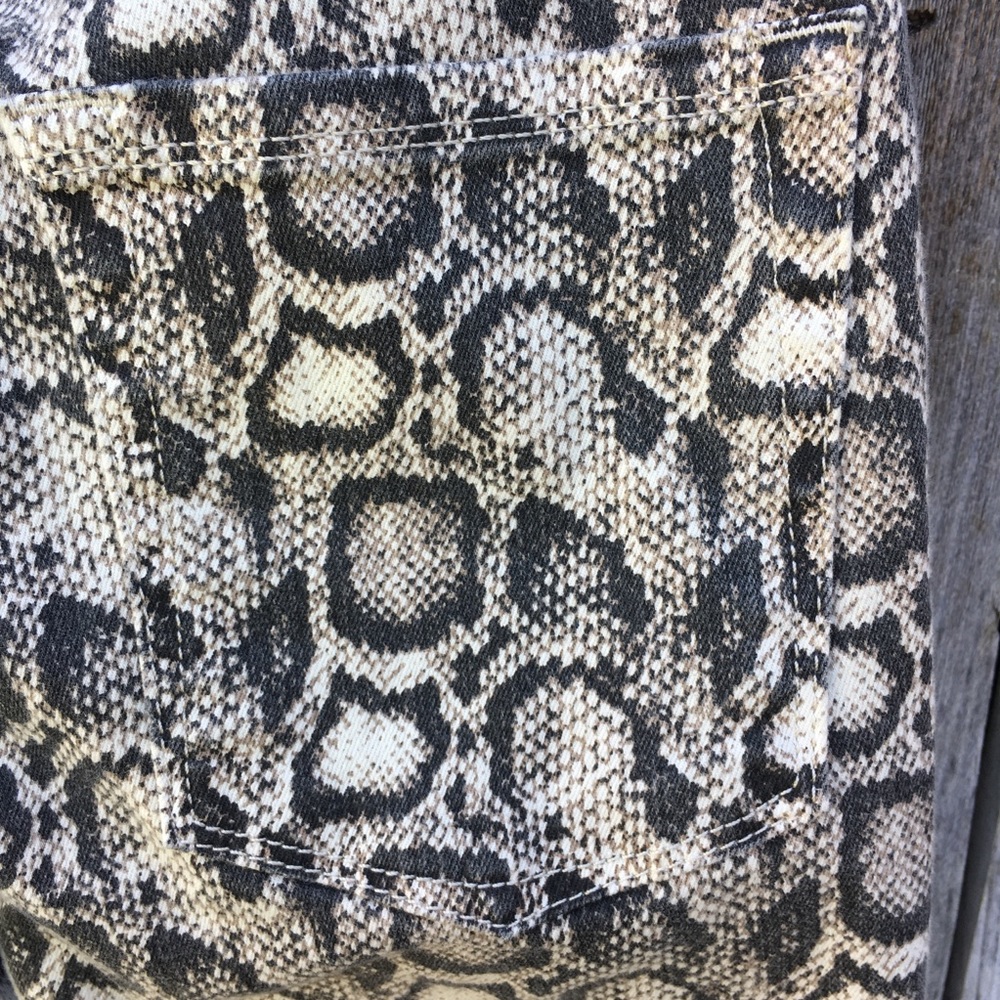 NWT Good American Good Legs Snake Print Jean Black Cream 2 - Picture 12 of 13